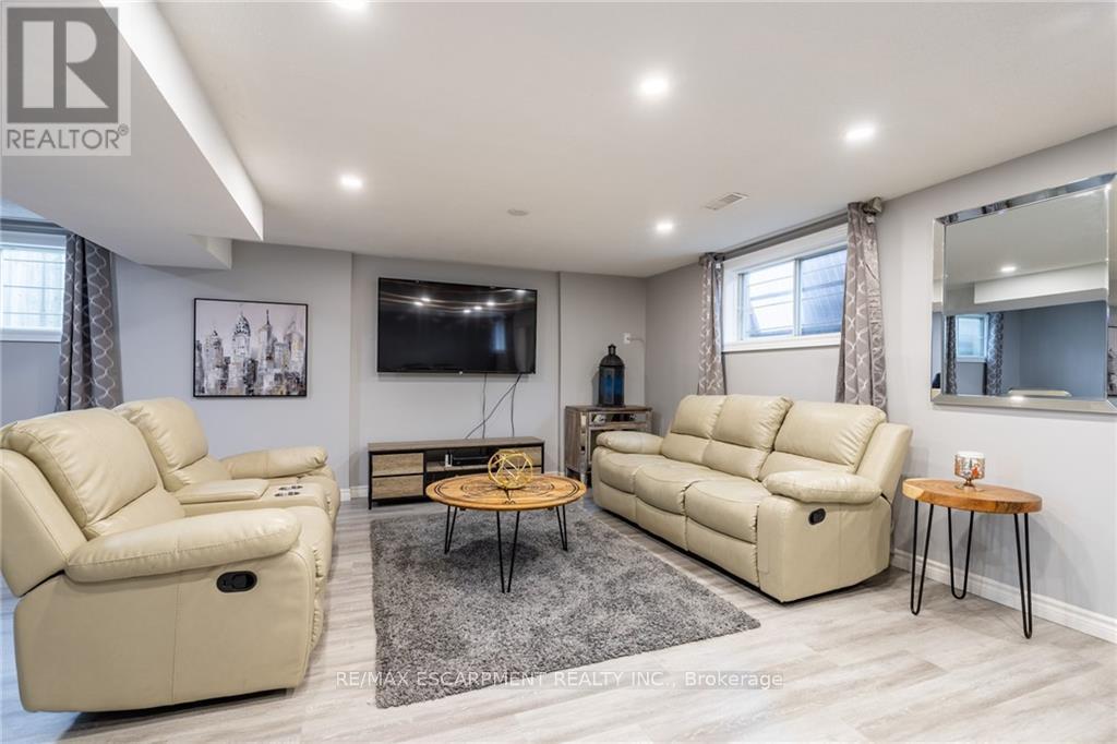 5 Twinoaks Crescent, Hamilton, Ontario  L8J 2E6 - Photo 22 - X12552470