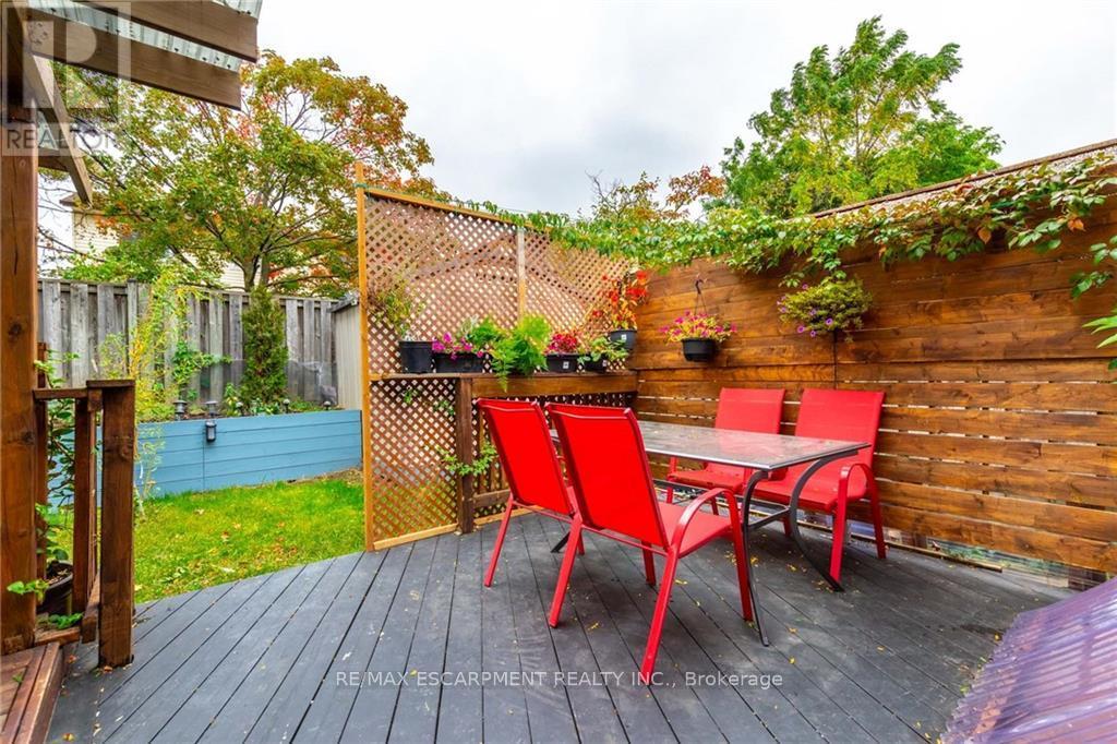 5 Twinoaks Crescent, Hamilton, Ontario  L8J 2E6 - Photo 34 - X12552470