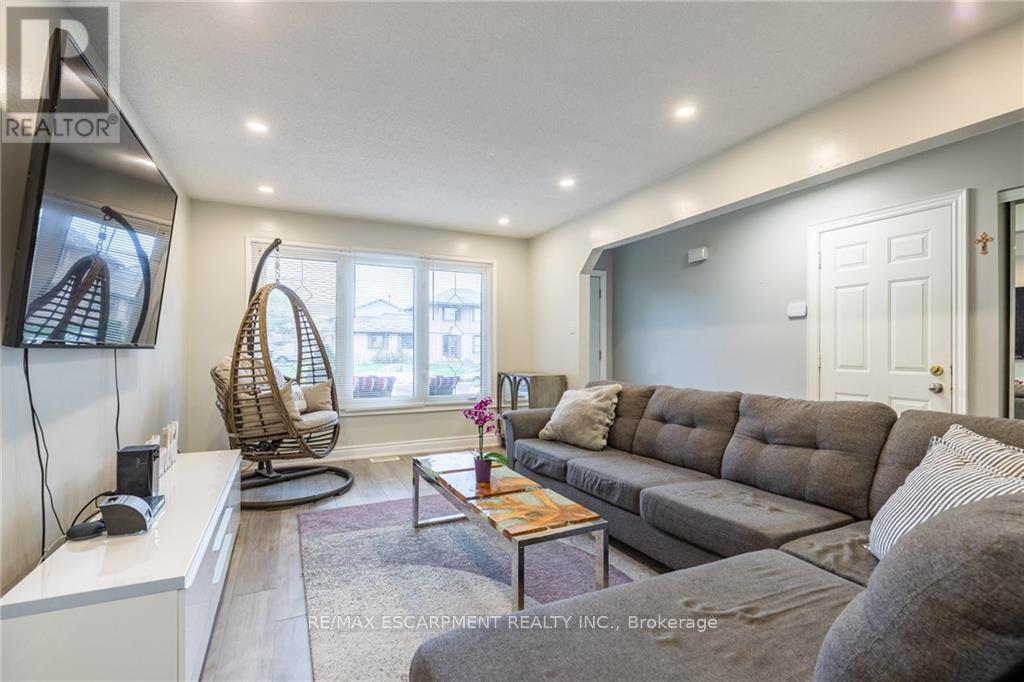 5 Twinoaks Crescent, Hamilton, Ontario  L8J 2E6 - Photo 5 - X12552470