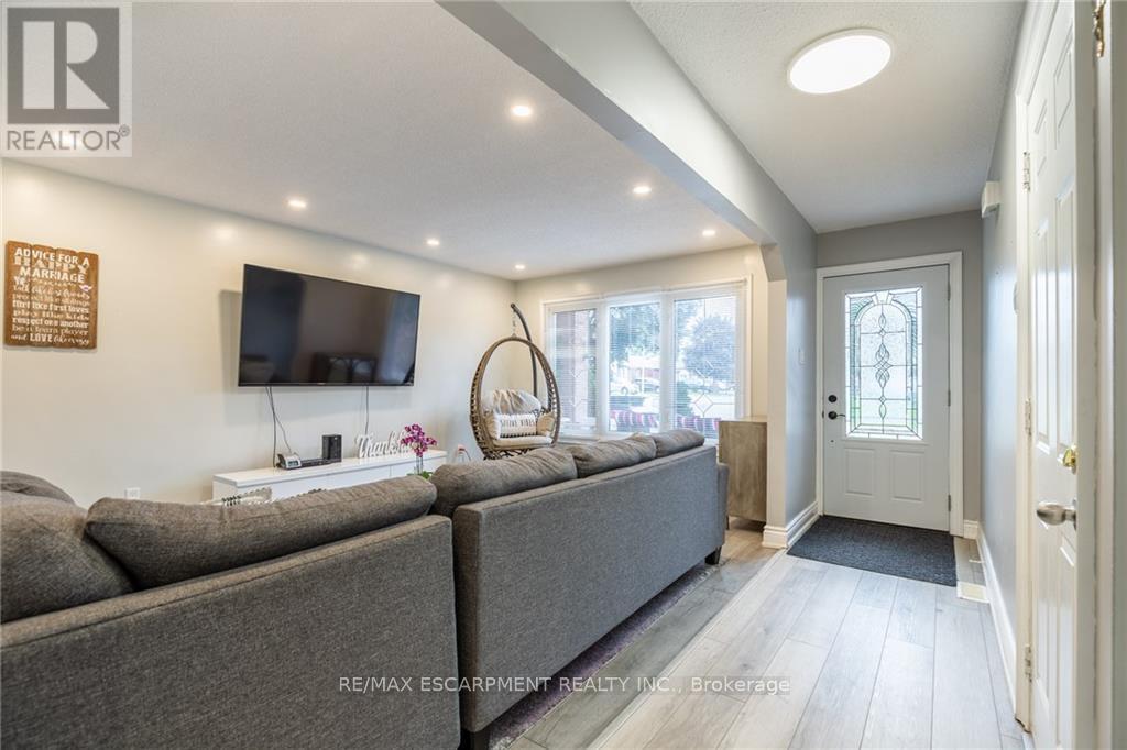 5 Twinoaks Crescent, Hamilton, Ontario  L8J 2E6 - Photo 6 - X12552470