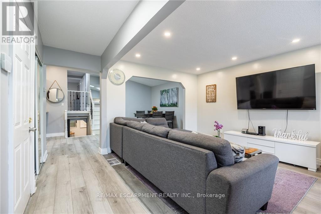 5 Twinoaks Crescent, Hamilton, Ontario  L8J 2E6 - Photo 7 - X12552470