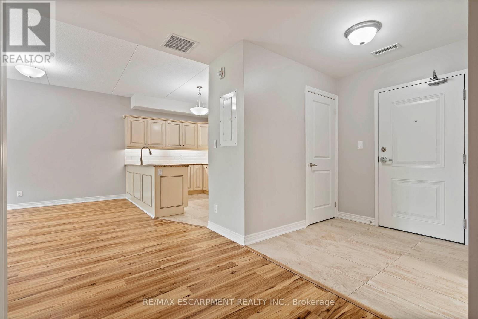 213 - 4644 Pettit Avenue, Niagara Falls, Ontario  L2E 0B4 - Photo 6 - X12552498