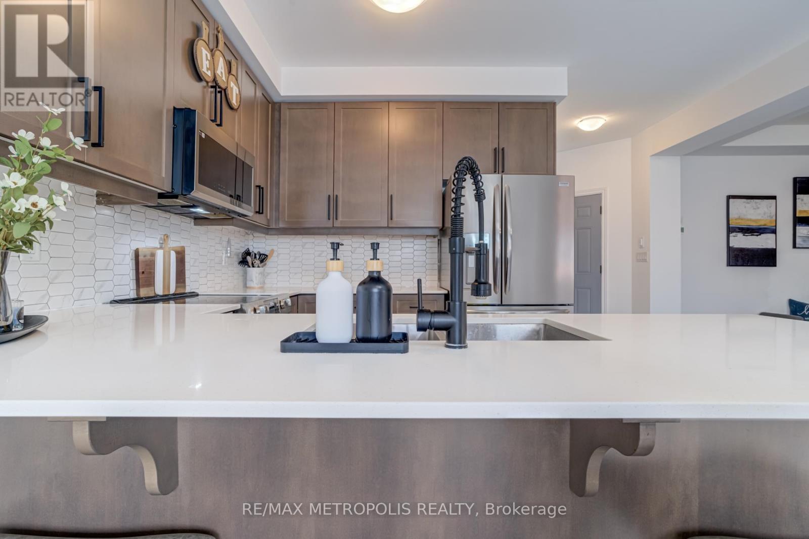 177 Longboat Run W, Brantford, Ontario  N3T 0T1 - Photo 12 - X12552554