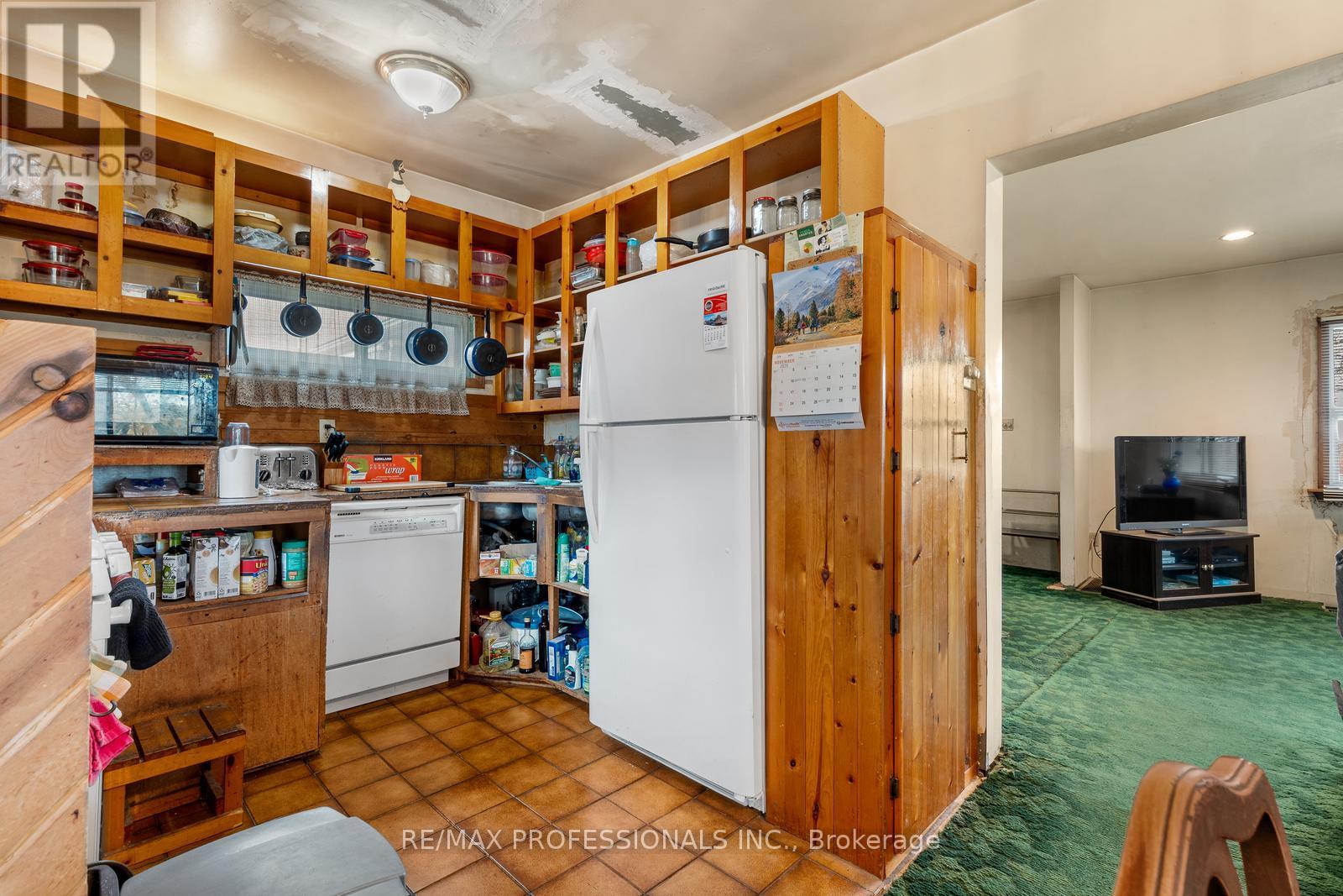 16 Cliff Street, Toronto, Ontario  M6N 4L6 - Photo 11 - W12552696