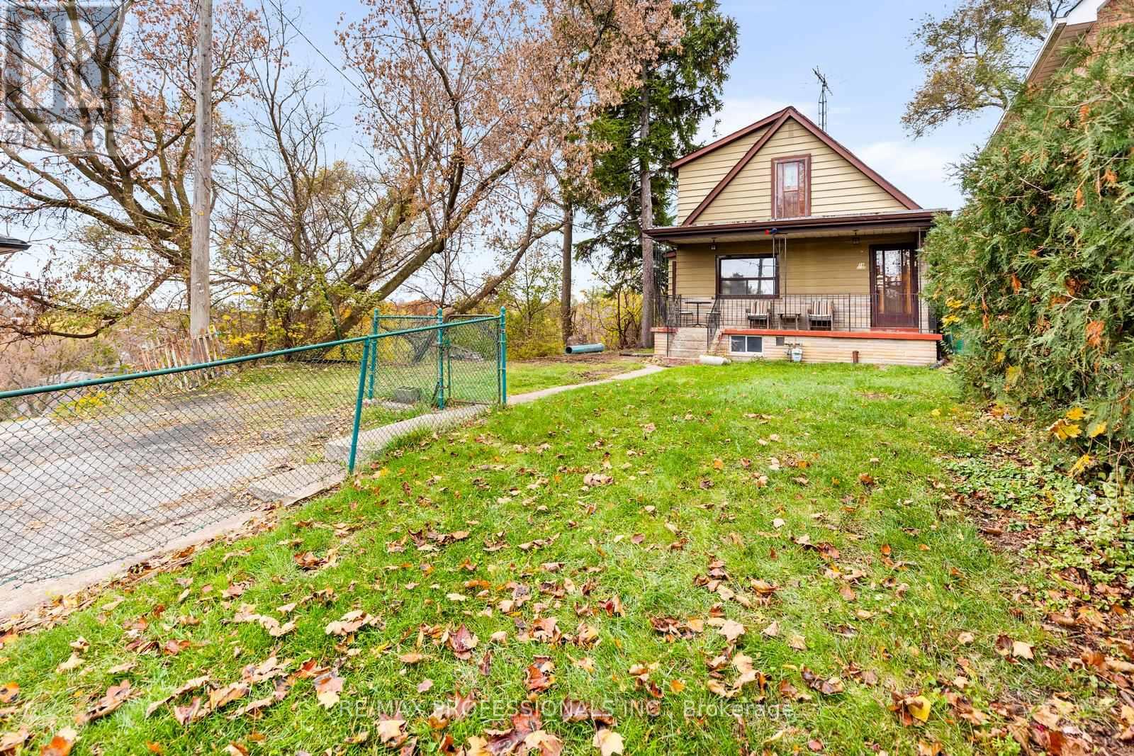 16 Cliff Street, Toronto, Ontario  M6N 4L6 - Photo 16 - W12552696