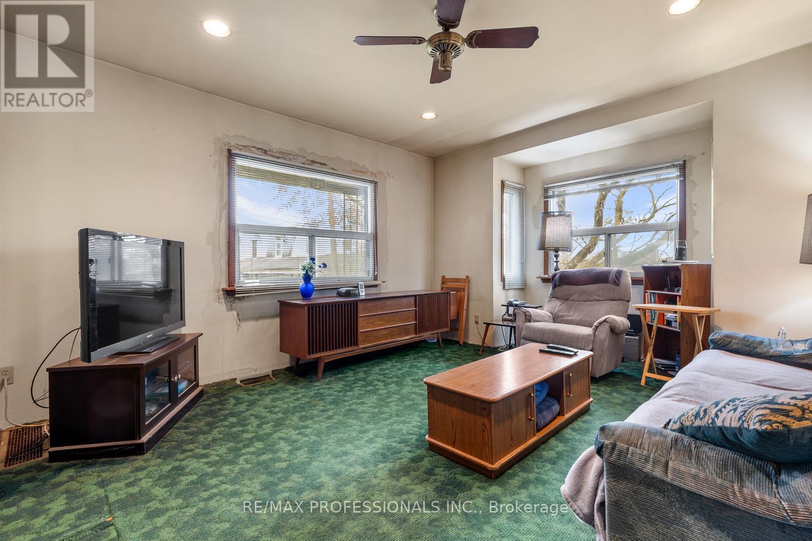 16 Cliff Street, Toronto, Ontario  M6N 4L6 - Photo 4 - W12552696