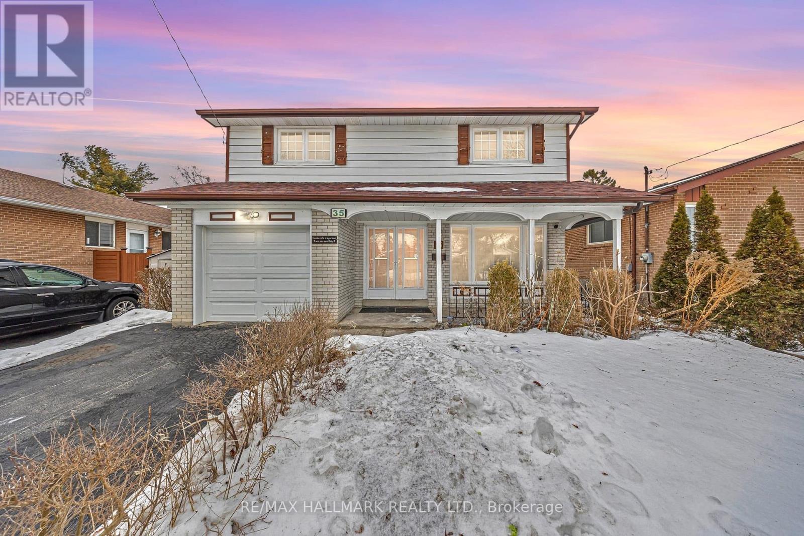 35 ROWALLAN DRIVE, Toronto, Ontario