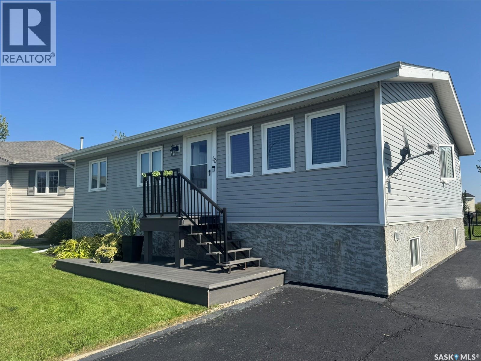 16 Manor Bay, Carlyle, Saskatchewan  S0C 0R0 - Photo 1 - SK024202