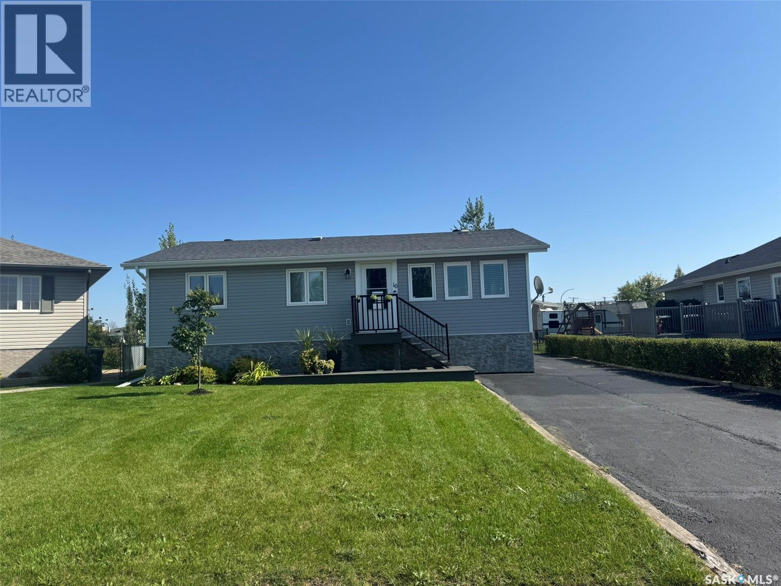 16 Manor Bay, Carlyle, Saskatchewan  S0C 0R0 - Photo 2 - SK024202