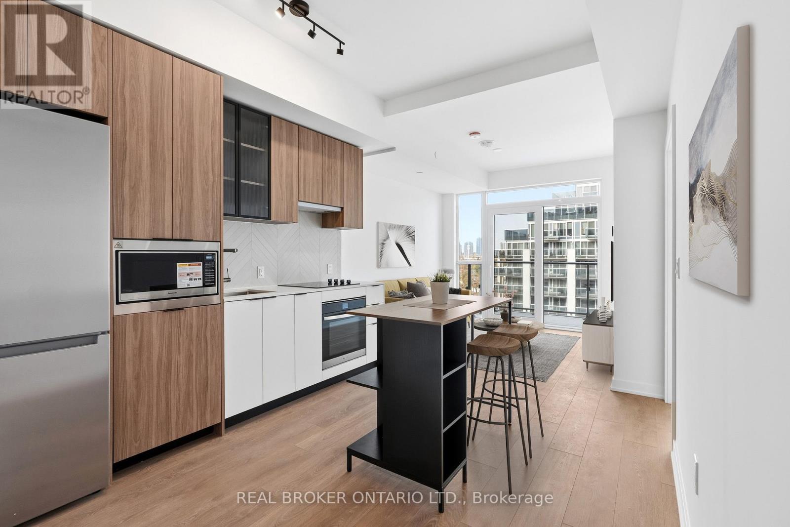 520 - 1037 THE QUEENSWAY, Toronto, Ontario