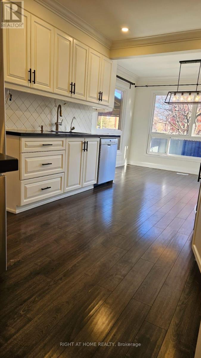 Upper Levels - 2330 Credit Valley Road, Mississauga, Ontario  L5M 4C9 - Photo 17 - W12552824