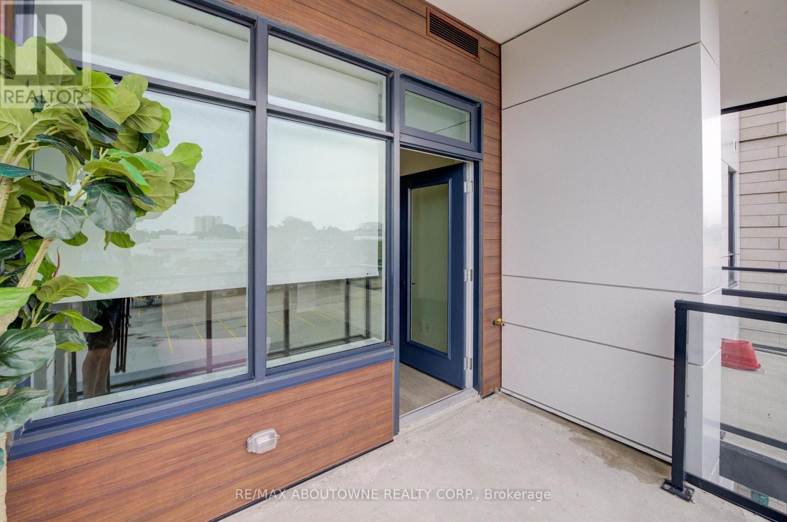 314 - 123 Maurice Drive, Oakville, Ontario  L6K 2W6 - Photo 10 - W12552838