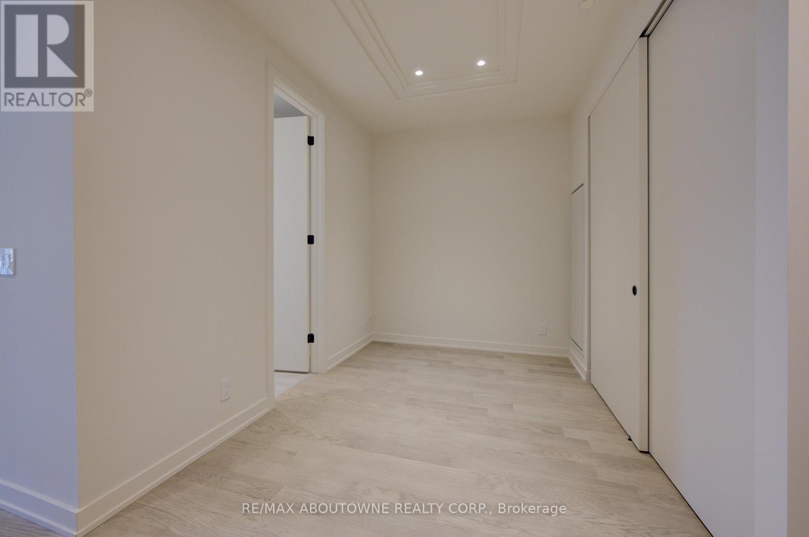 314 - 123 Maurice Drive, Oakville, Ontario  L6K 2W6 - Photo 15 - W12552838