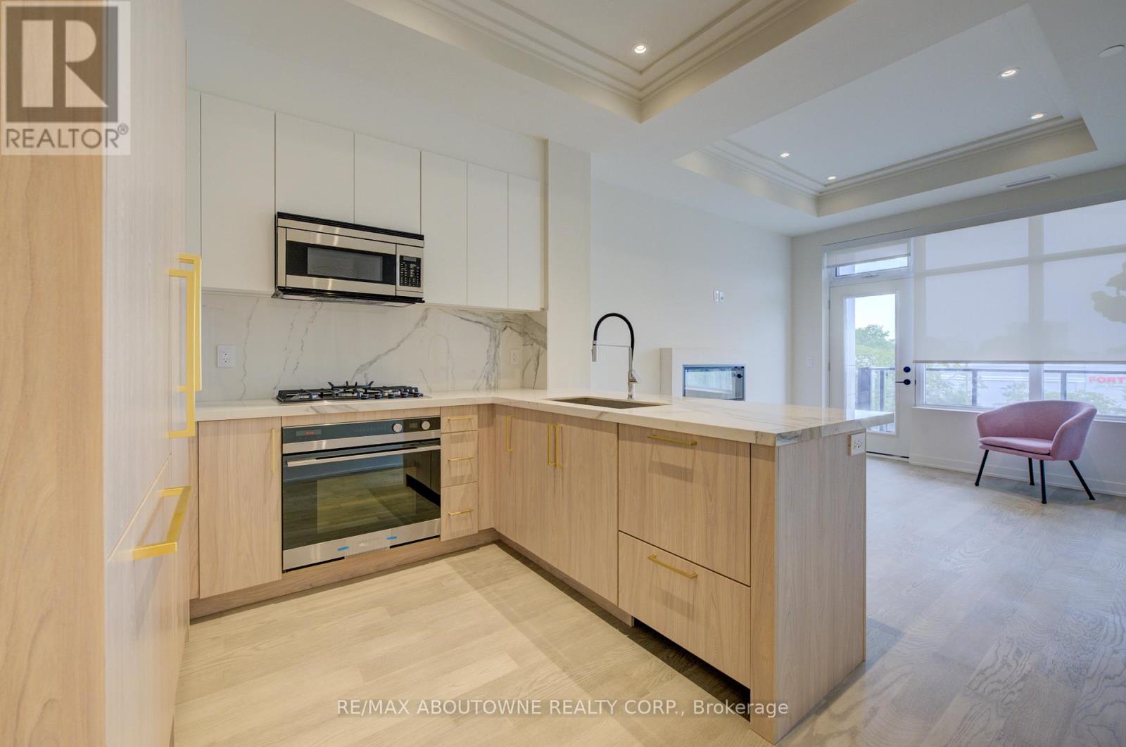 314 - 123 Maurice Drive, Oakville, Ontario  L6K 2W6 - Photo 4 - W12552838