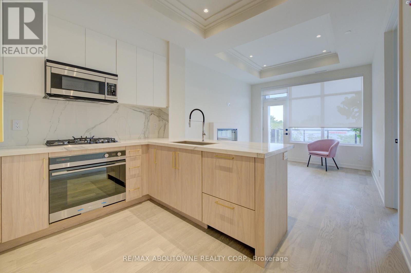 314 - 123 Maurice Drive, Oakville, Ontario  L6K 2W6 - Photo 5 - W12552838