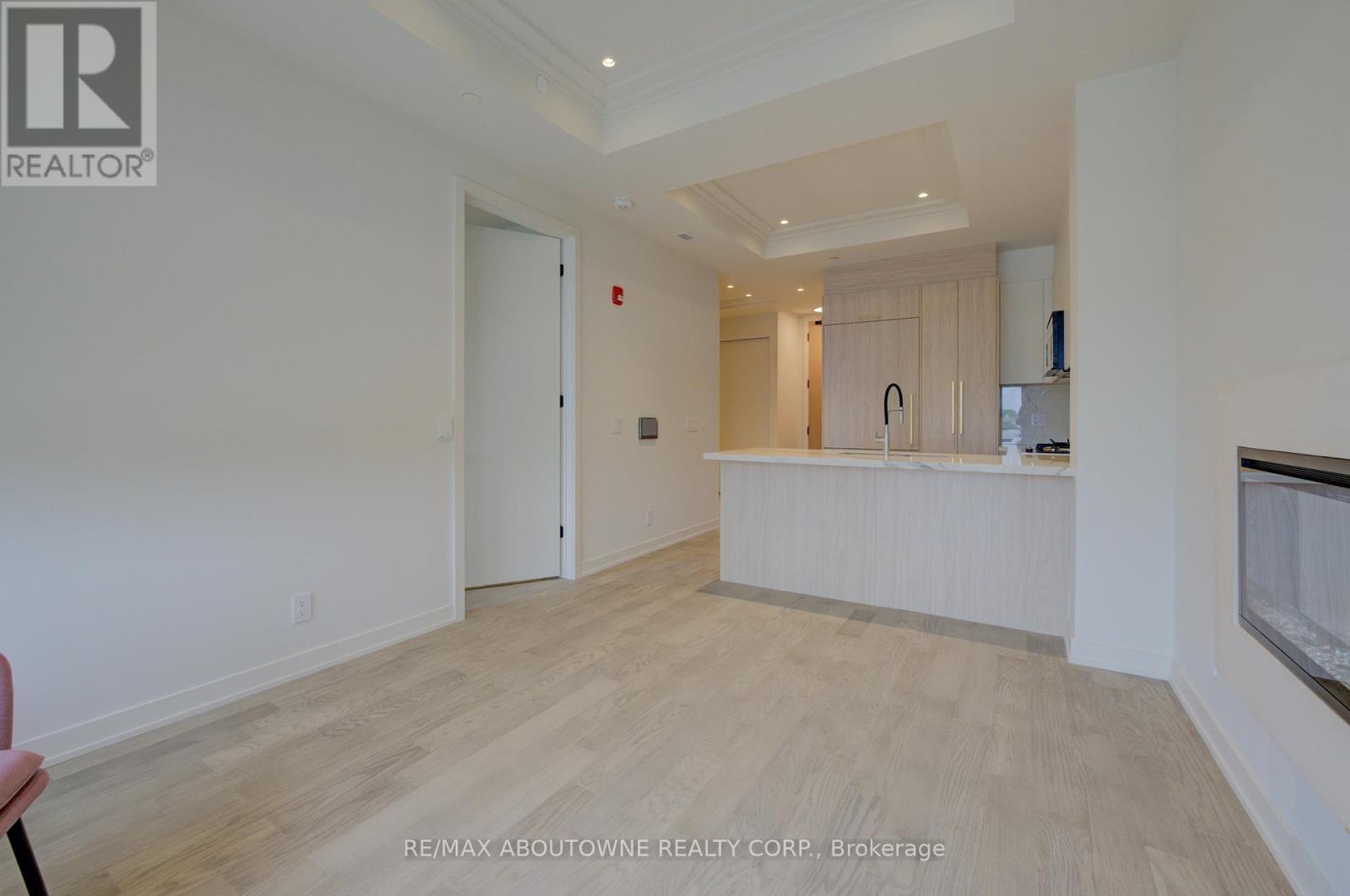 314 - 123 Maurice Drive, Oakville, Ontario  L6K 2W6 - Photo 6 - W12552838