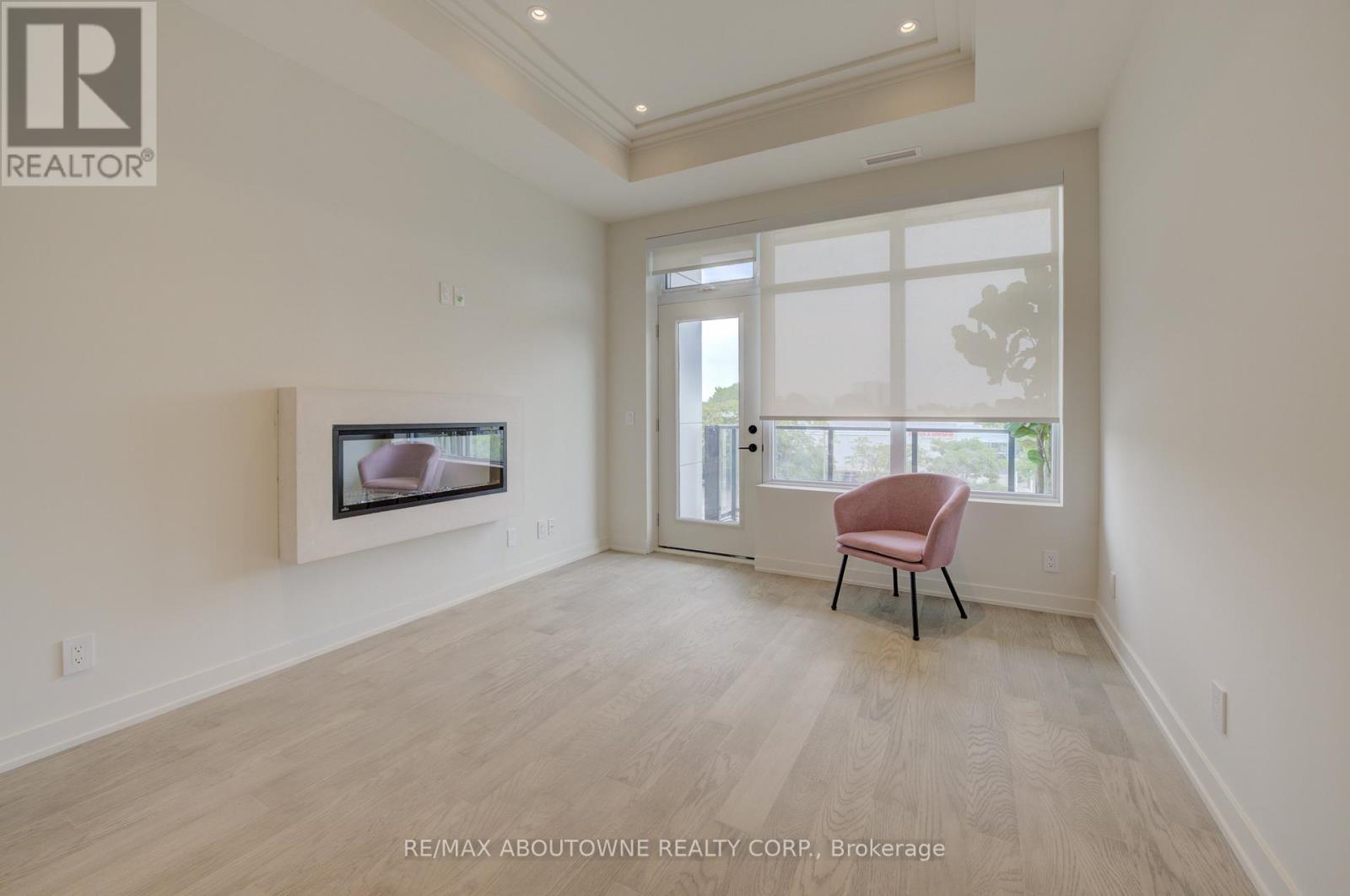 314 - 123 Maurice Drive, Oakville, Ontario  L6K 2W6 - Photo 7 - W12552838