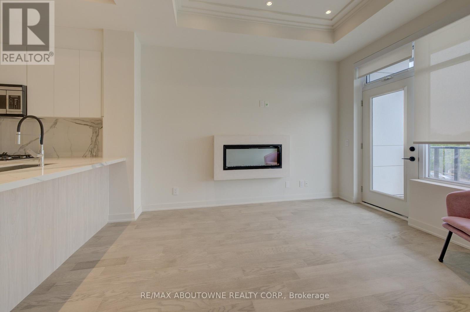 314 - 123 Maurice Drive, Oakville, Ontario  L6K 2W6 - Photo 8 - W12552838