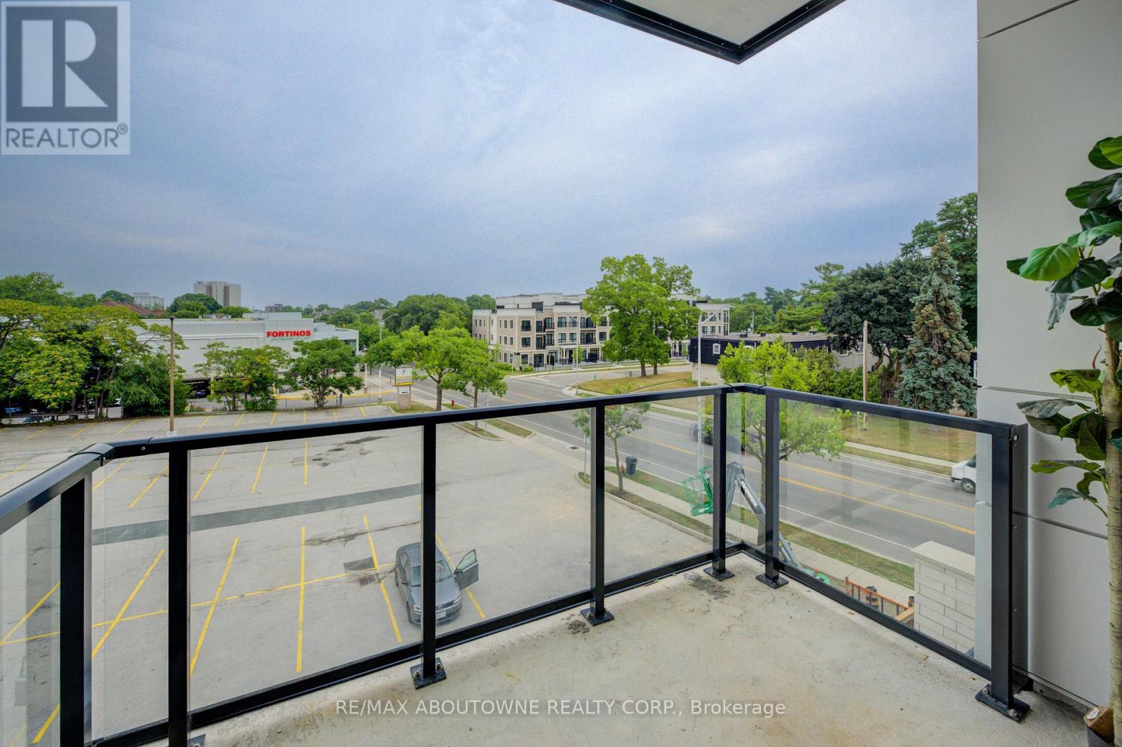 314 - 123 Maurice Drive, Oakville, Ontario  L6K 2W6 - Photo 9 - W12552838