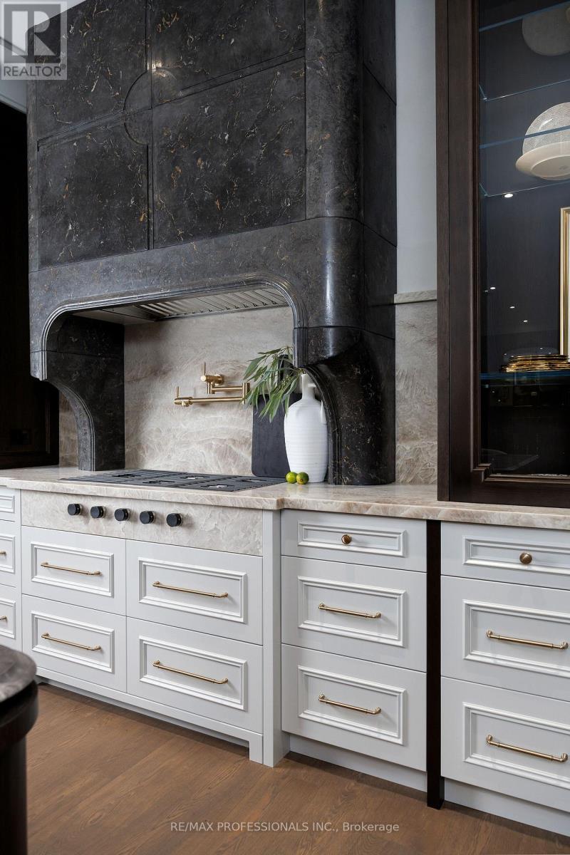 30 Dacre Crescent, Toronto, Ontario  M6S 2W1 - Photo 17 - W12552908