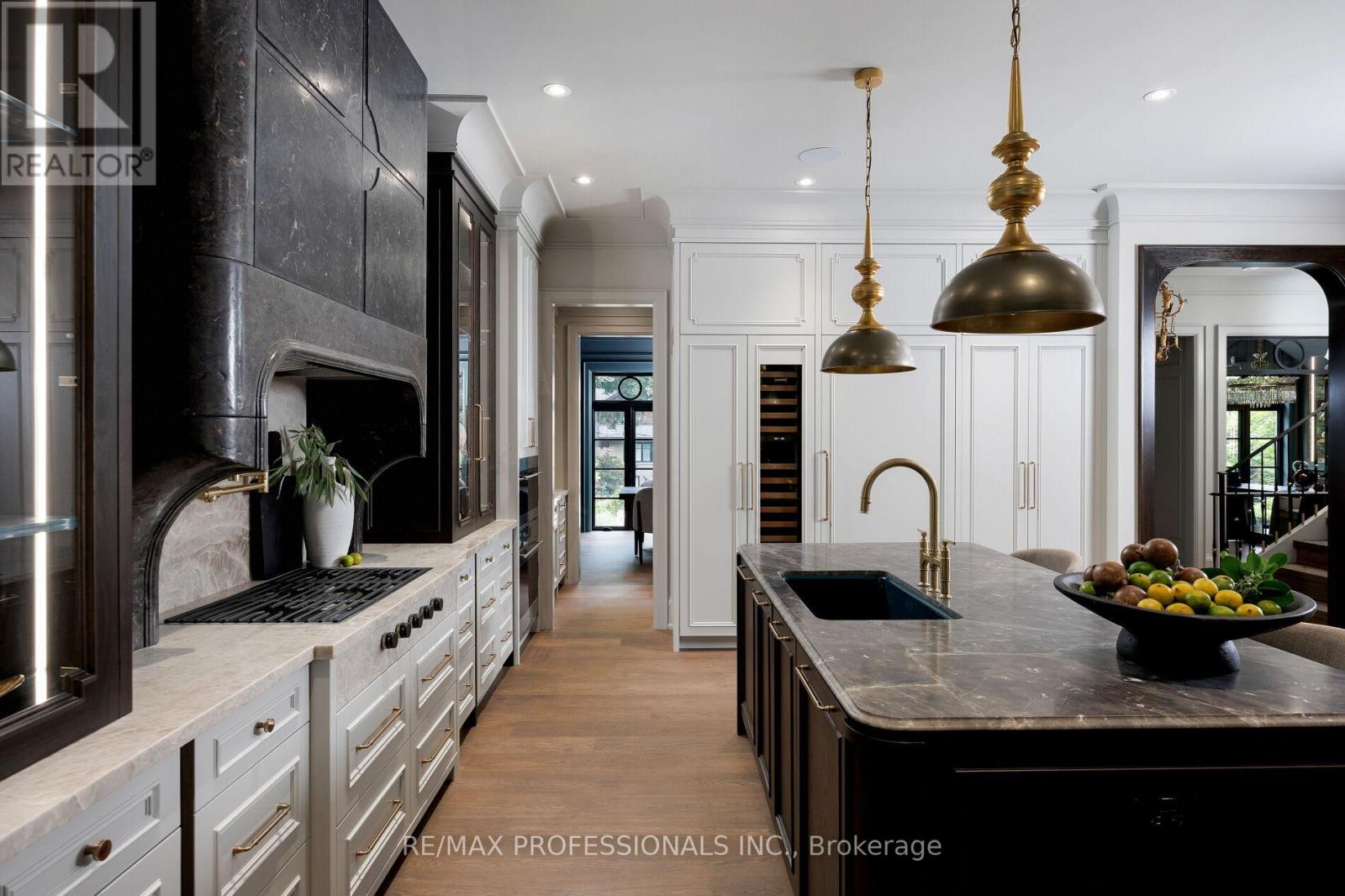 30 Dacre Crescent, Toronto, Ontario  M6S 2W1 - Photo 18 - W12552908