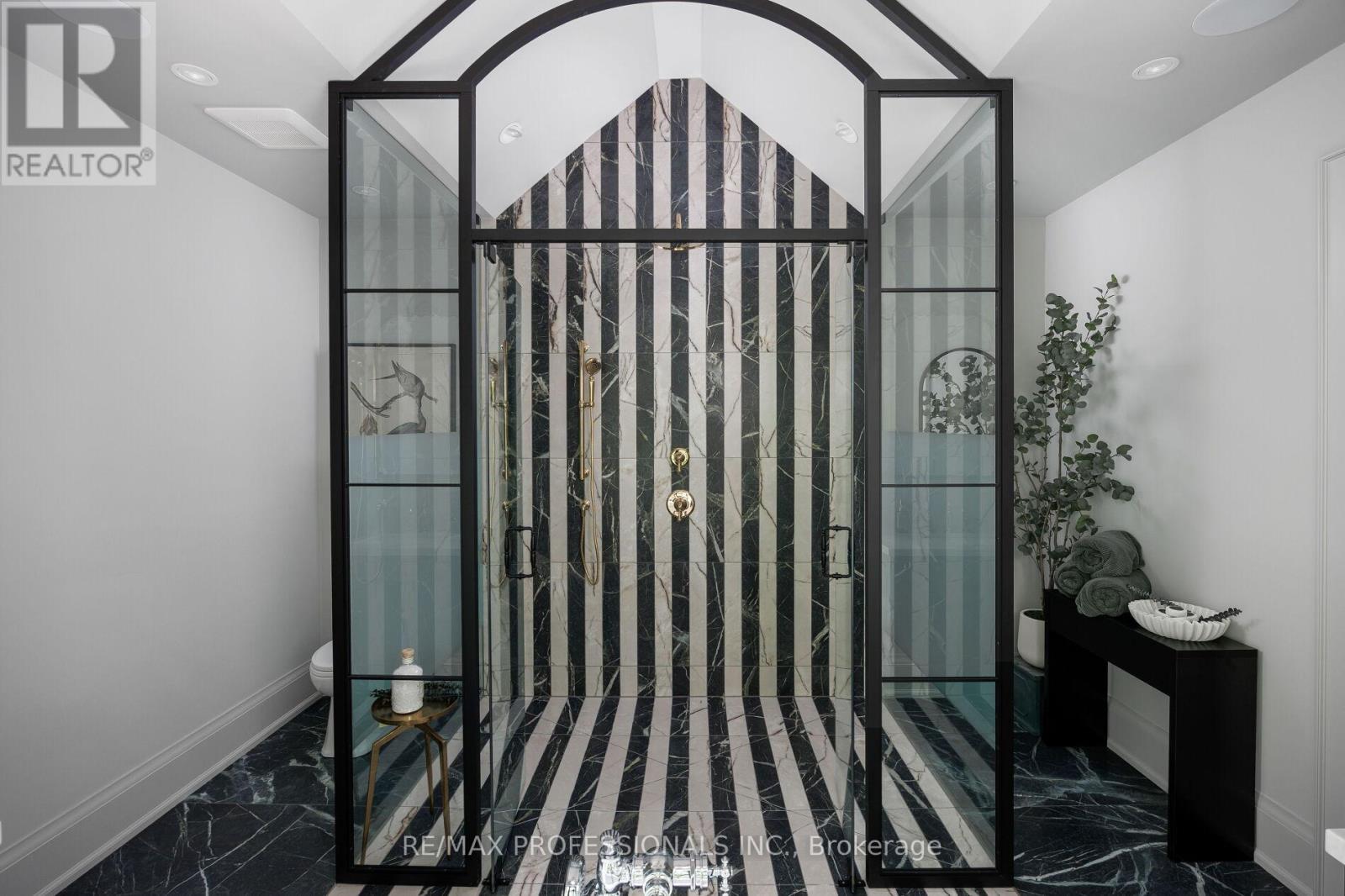 30 Dacre Crescent, Toronto, Ontario  M6S 2W1 - Photo 40 - W12552908