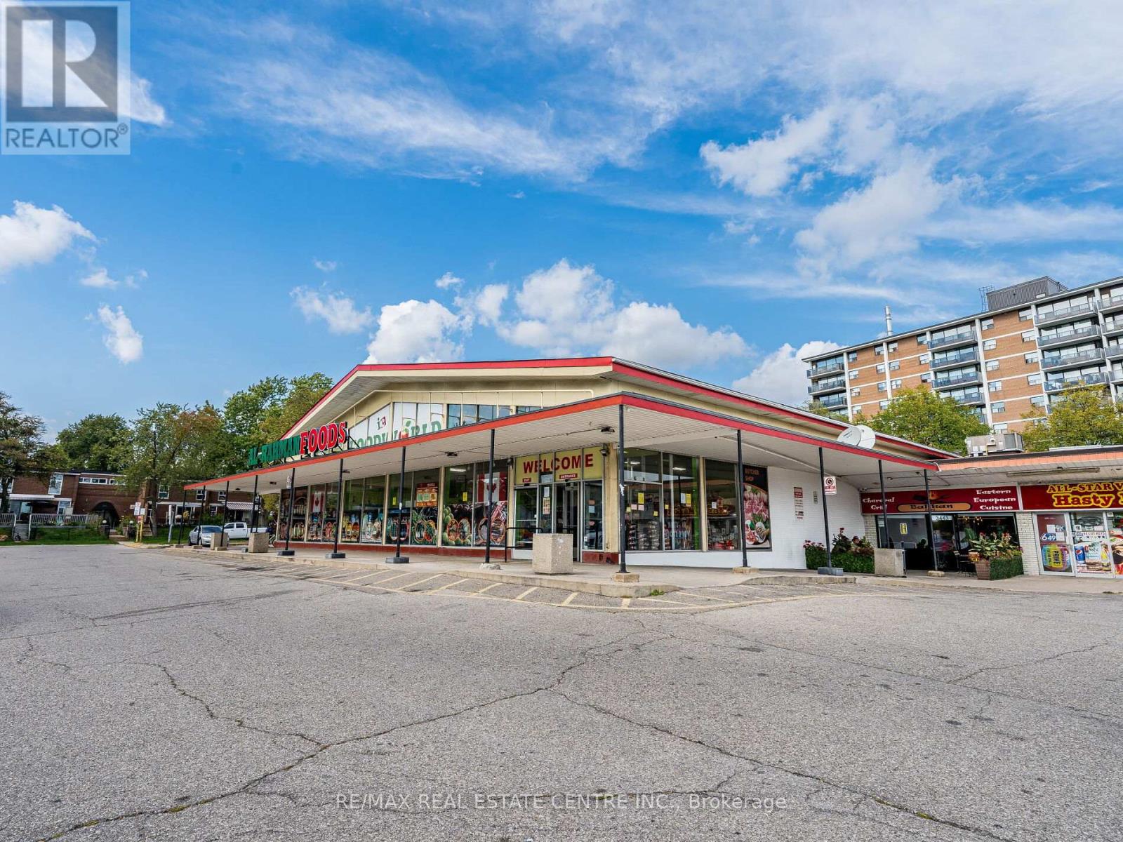 3445 Fieldgate Drive, Mississauga, Ontario L4X 2J4 - Photo 2 - W12552938