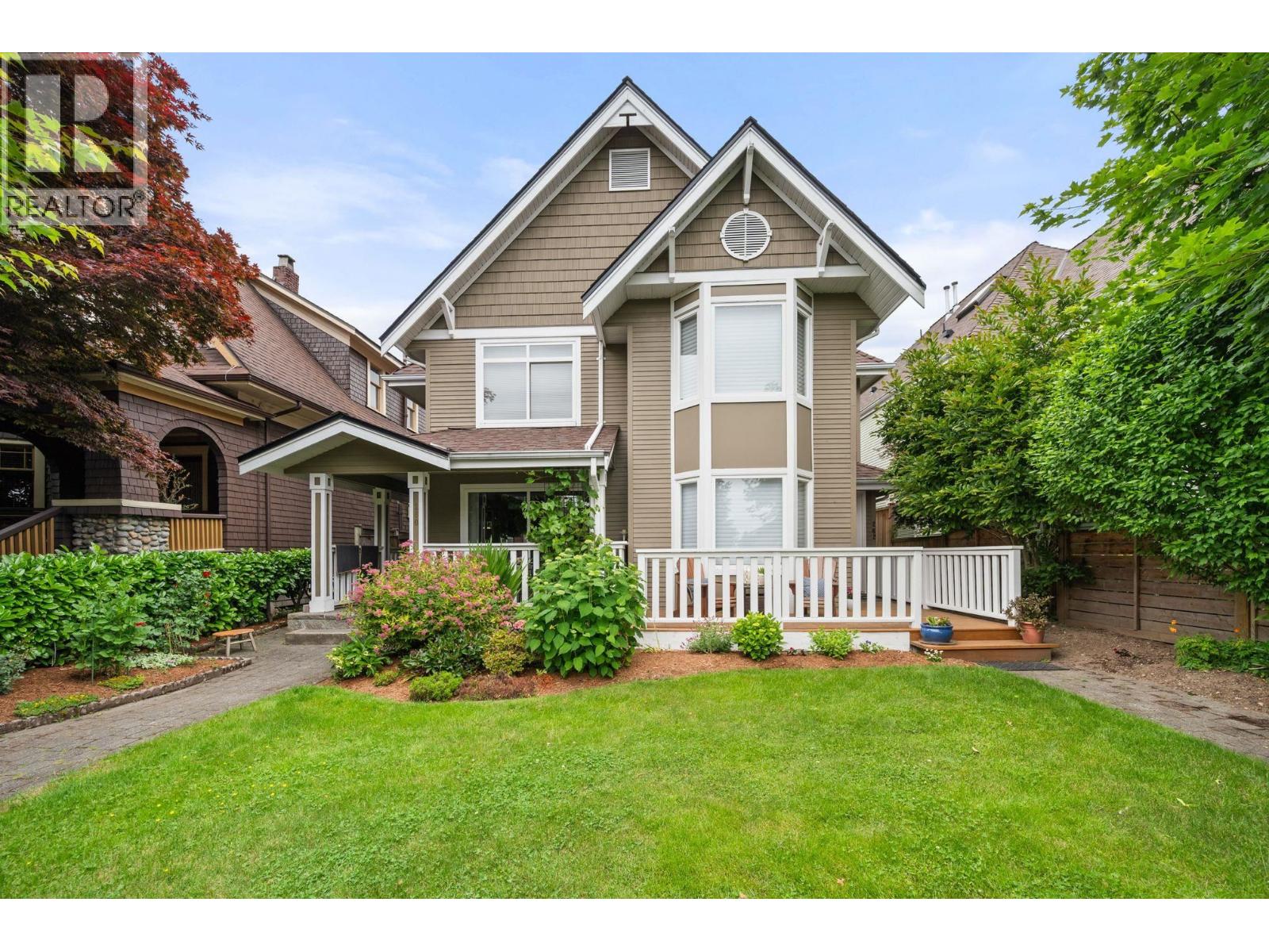 262 E 10TH STREET, North Vancouver, British Columbia