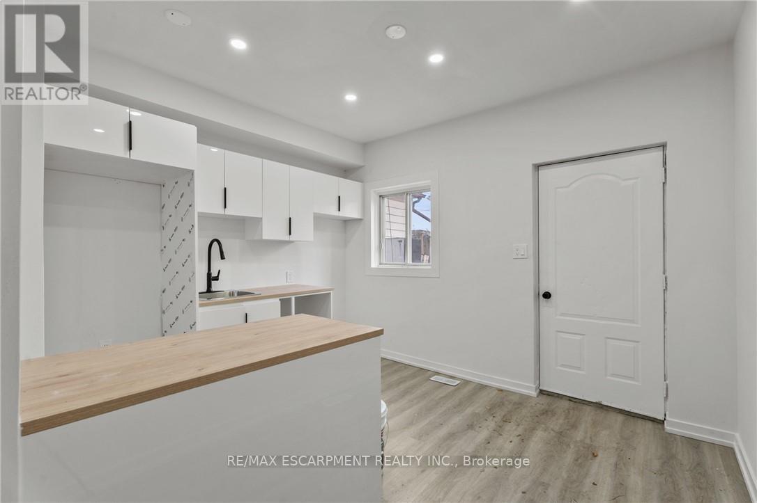 246 Mary Street, Hamilton, Ontario  L8L 4W1 - Photo 5 - X12552794