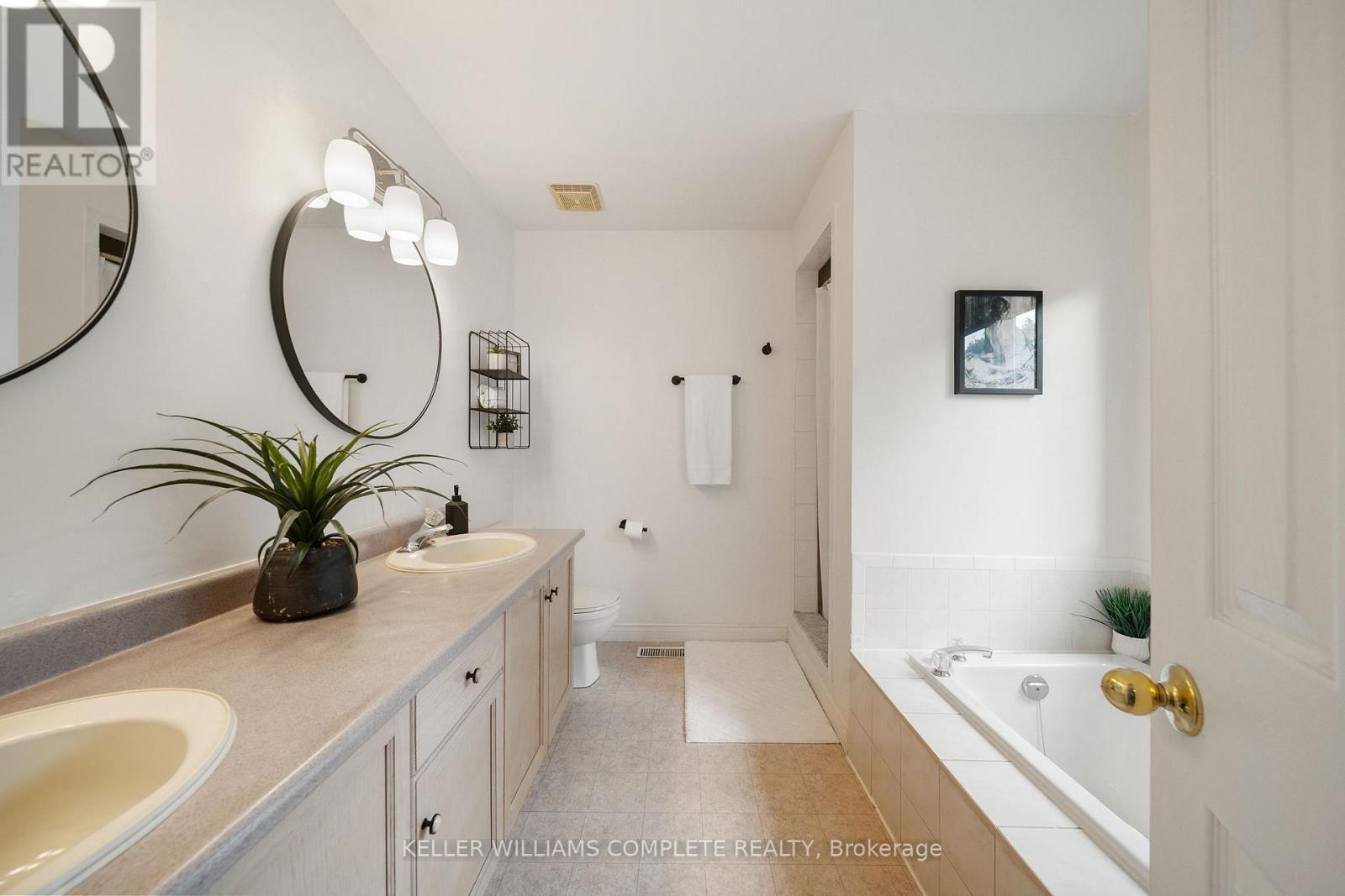 10 - 320 Hamilton Drive, Hamilton, Ontario  L9G 4W6 - Photo 17 - X12552820