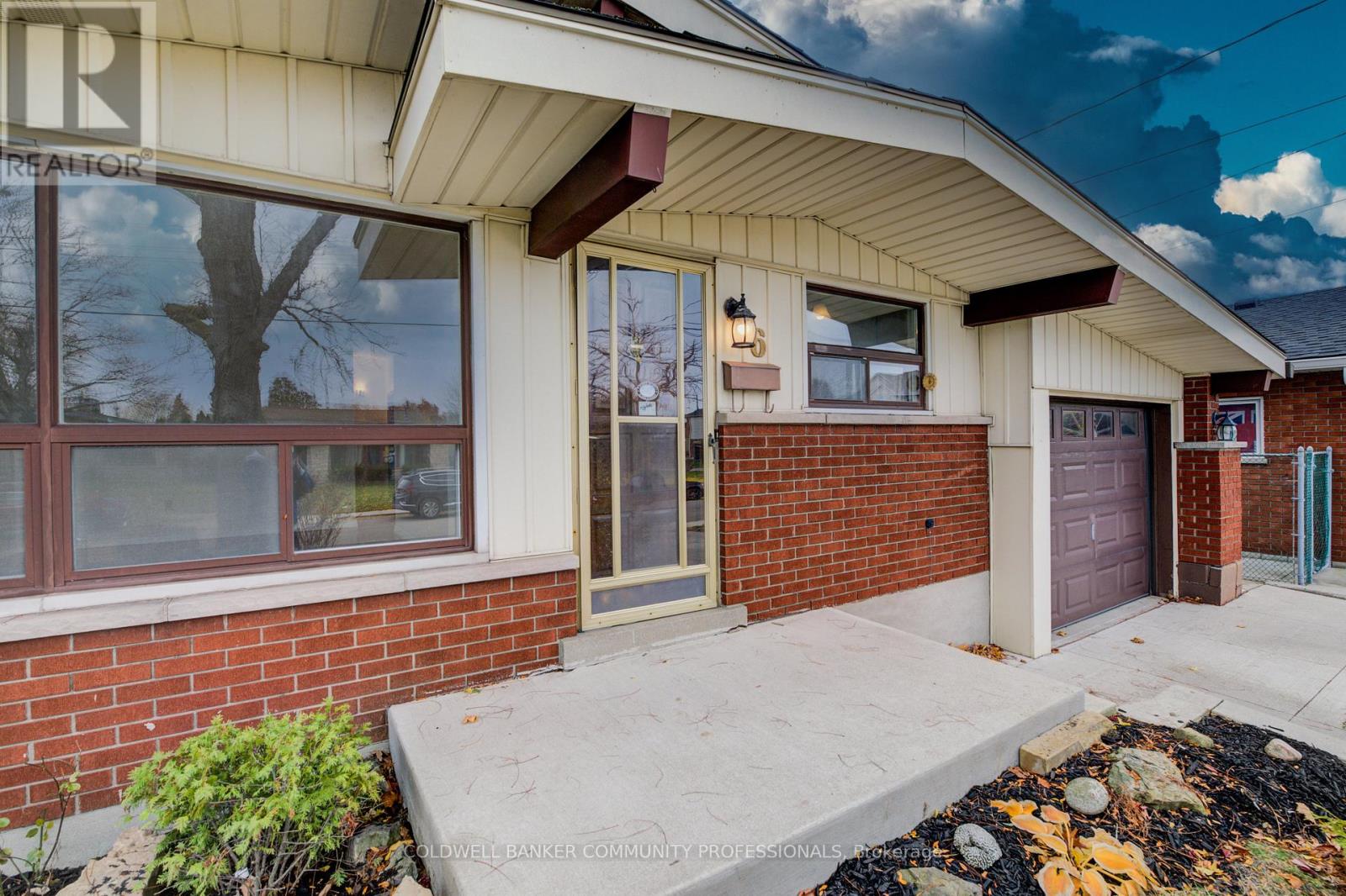 6 Jasmine Street, Hamilton, Ontario  L8V 2M9 - Photo 5 - X12552880