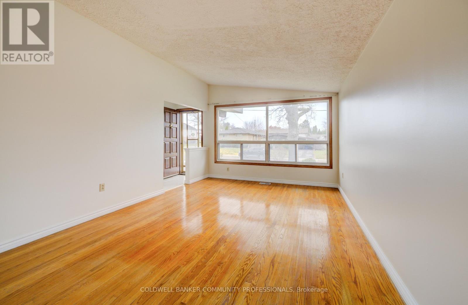 6 Jasmine Street, Hamilton, Ontario  L8V 2M9 - Photo 8 - X12552880