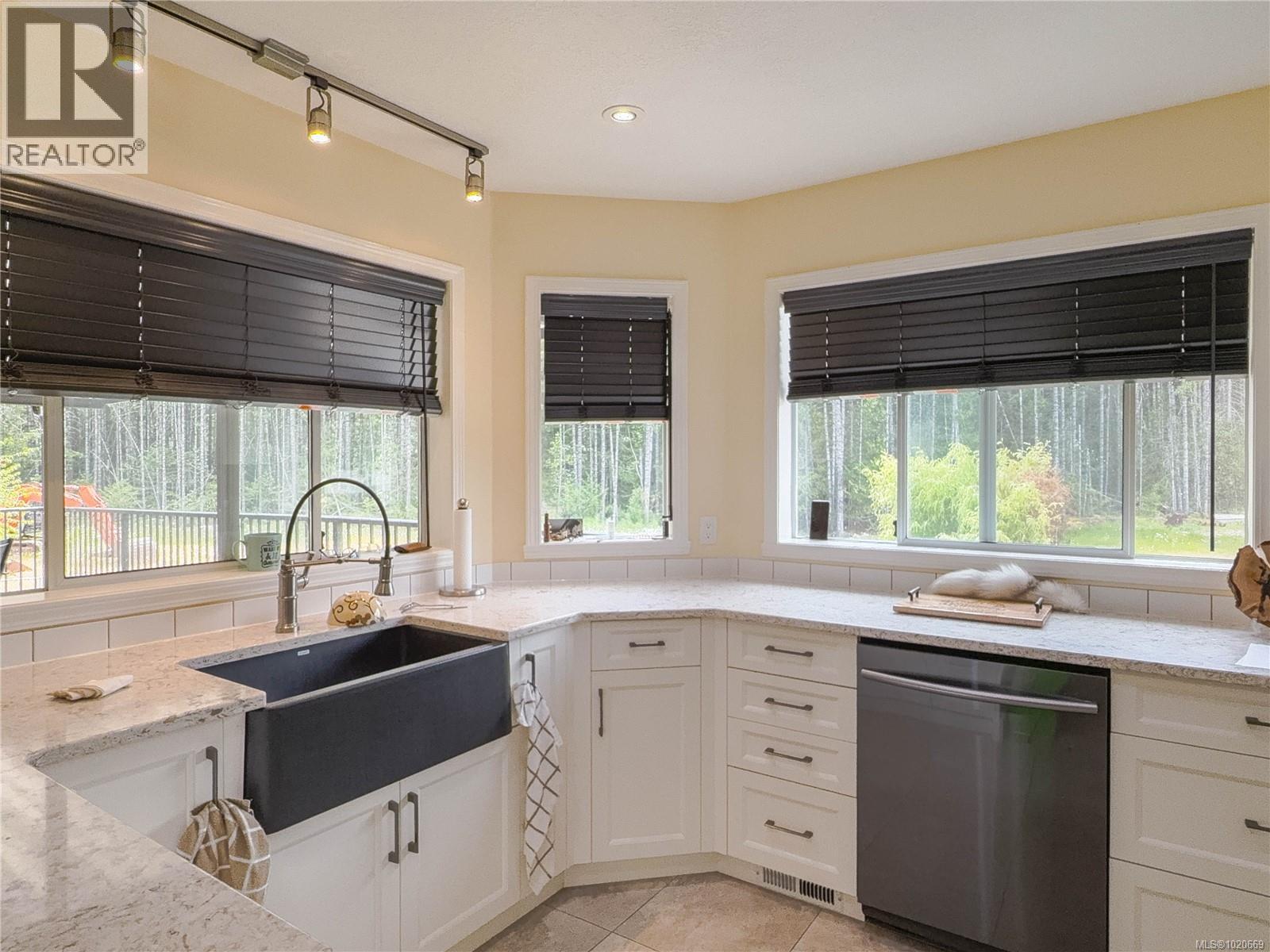 Property at 2075 Parkway Pl image 3