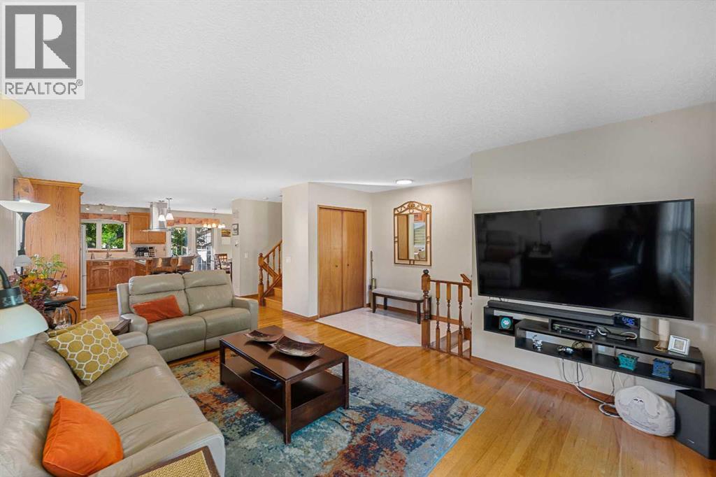 7 Bernard Court Nw, Calgary, Alberta  T3K 2B3 - Photo 6 - A2267546