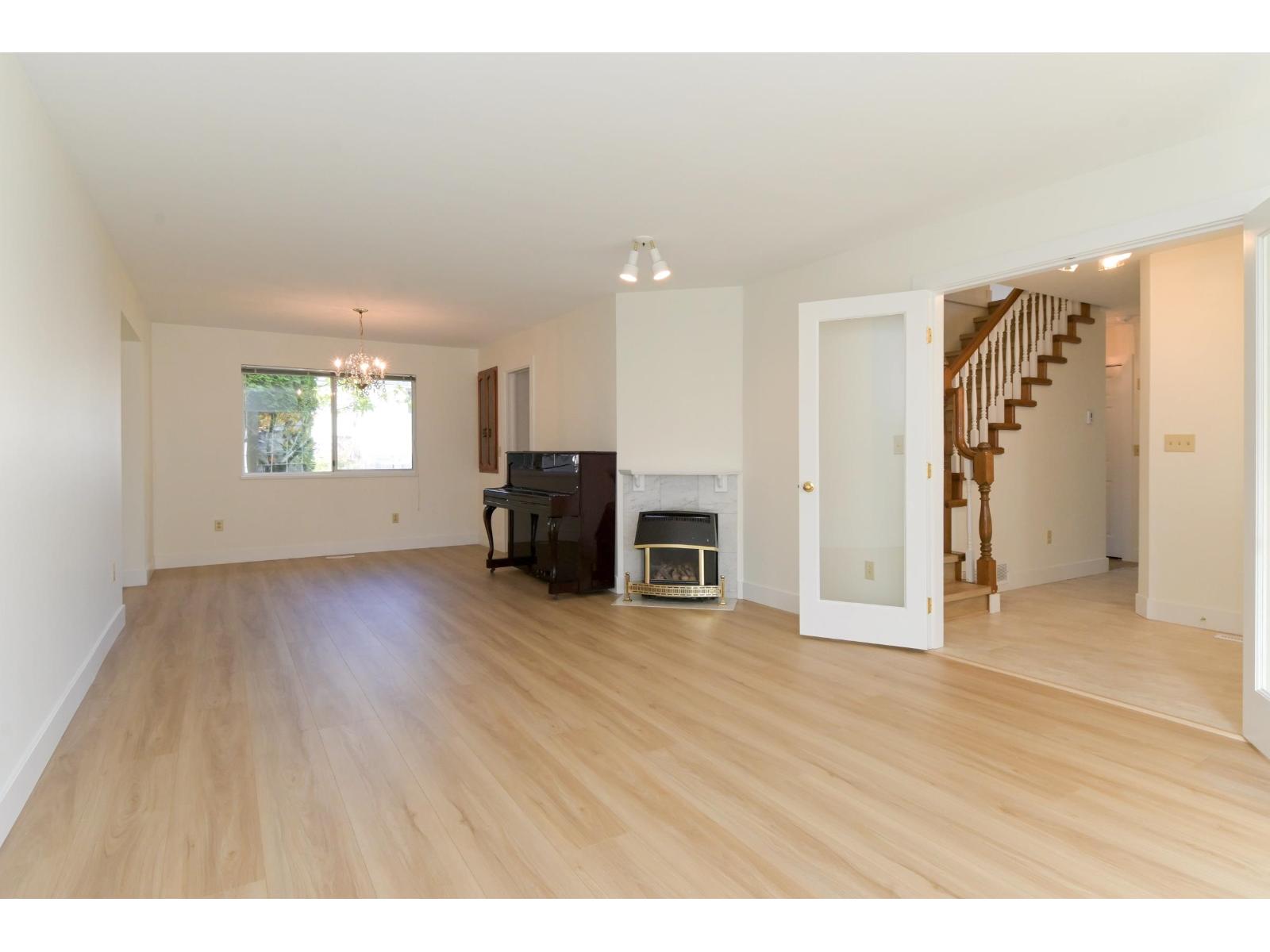 9469 154 Street, Surrey, British Columbia  V3R 9E2 - Photo 3 - R3067884