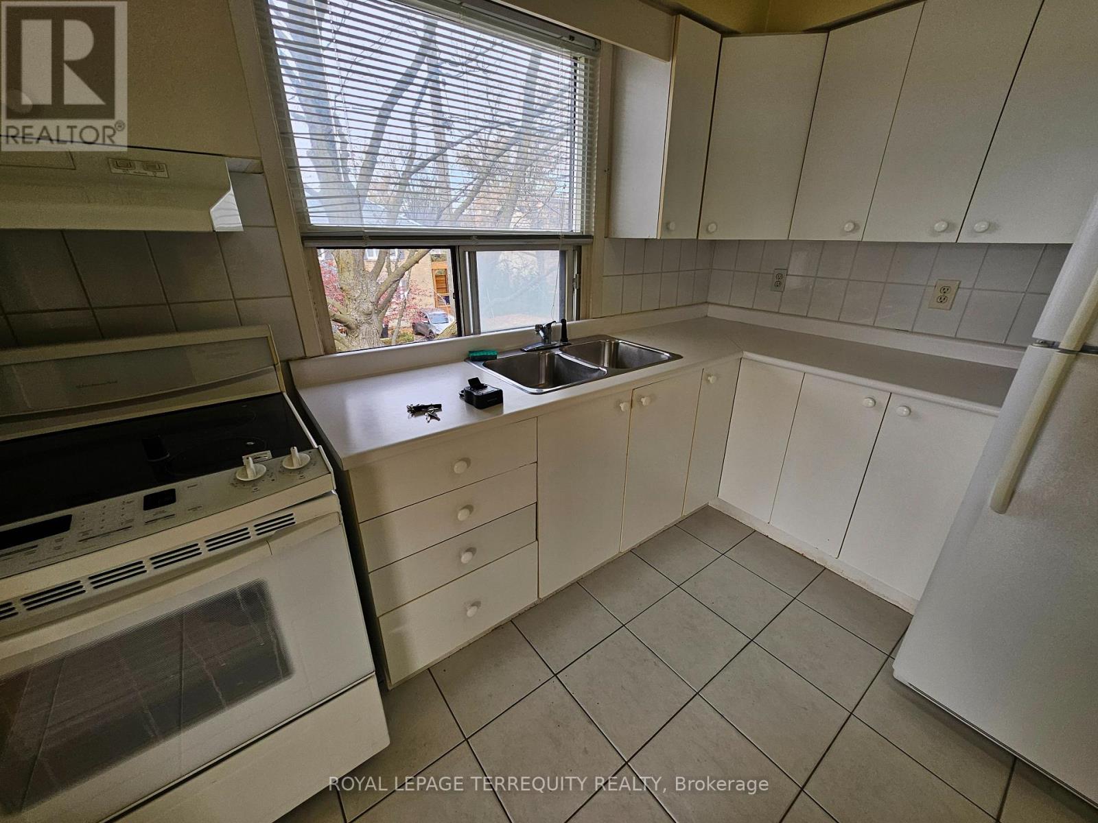 5 - 401 Winnett Avenue, Toronto, Ontario  M6C 3M2 - Photo 4 - C12553018