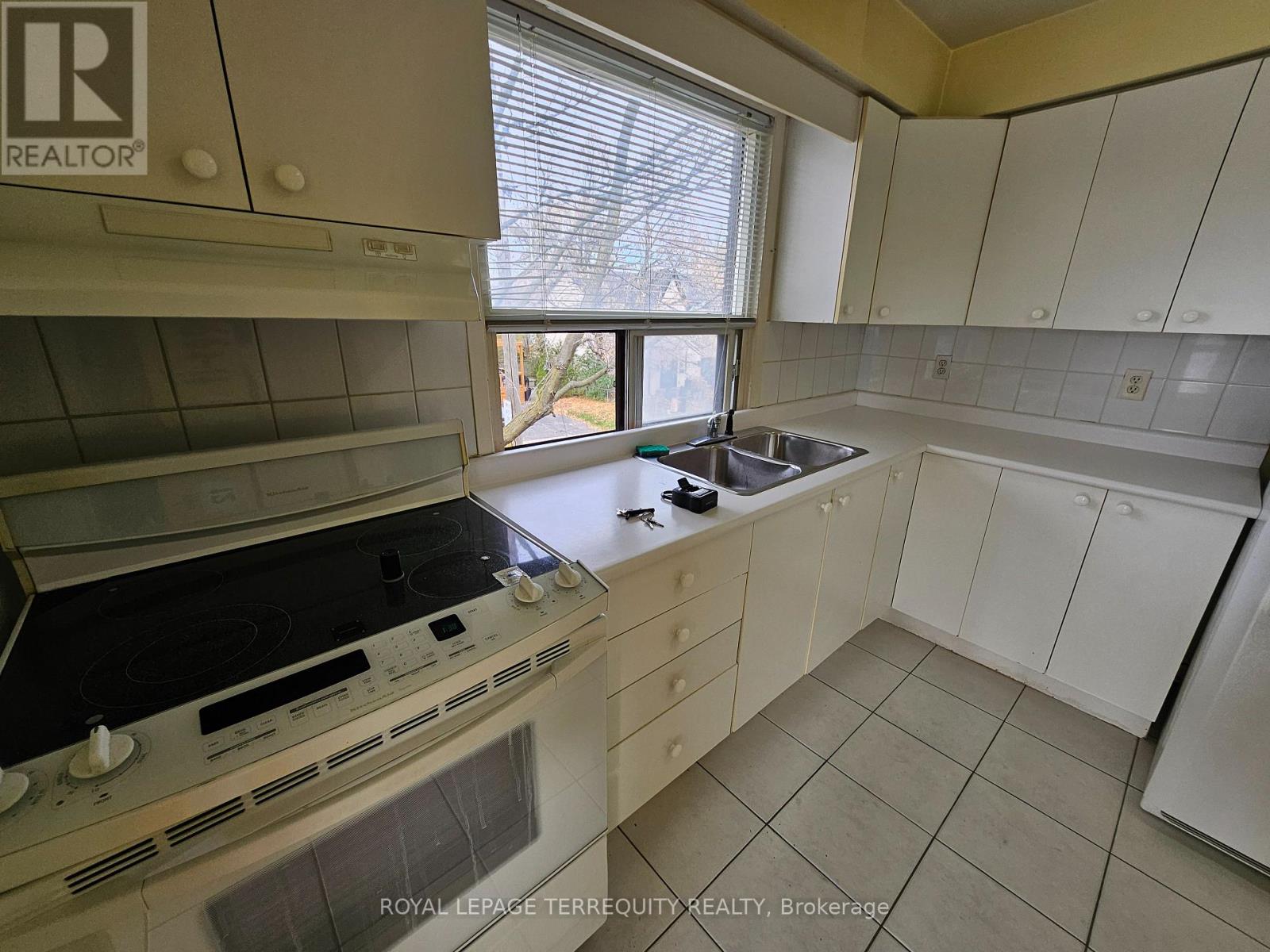 5 - 401 Winnett Avenue, Toronto, Ontario  M6C 3M2 - Photo 5 - C12553018