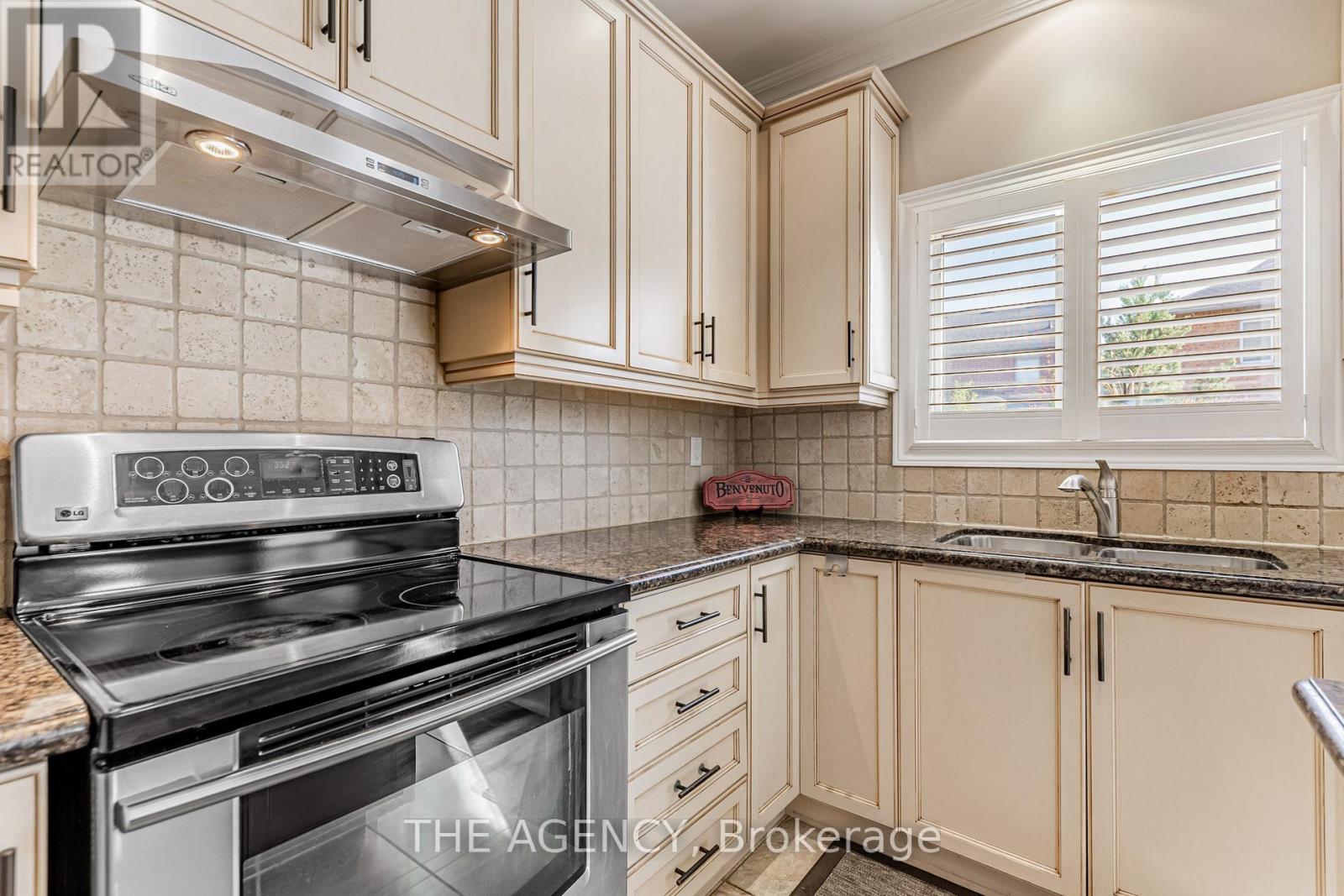 33 Ascalon Drive, Vaughan, Ontario  L6A 0M5 - Photo 7 - N12552996