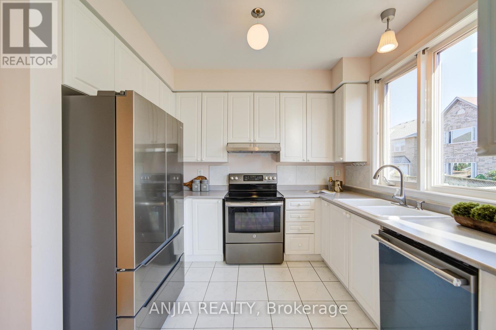 131 Winston Castle Drive, Markham, Ontario  L6C 2G7 - Photo 18 - N12553016