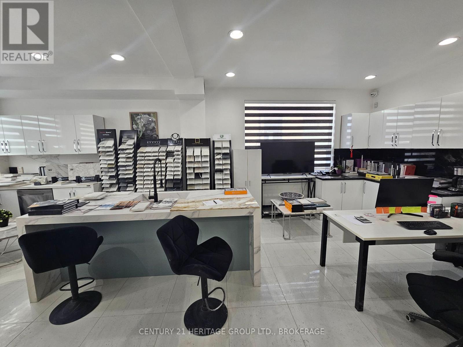 101 Rivalda Road, Toronto, Ontario M9M 2M6 - Photo 4 - W12553072