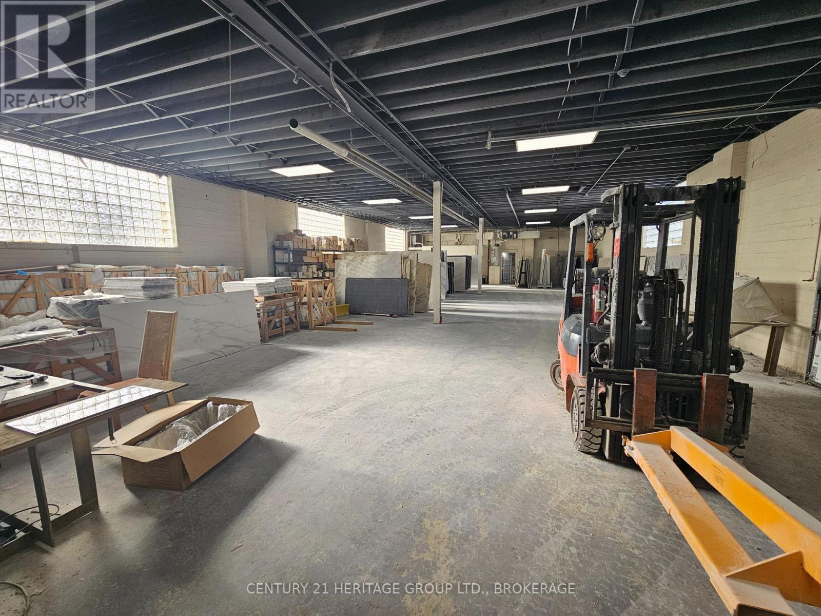 101 Rivalda Road, Toronto, Ontario M9M 2M6 - Photo 9 - W12553072