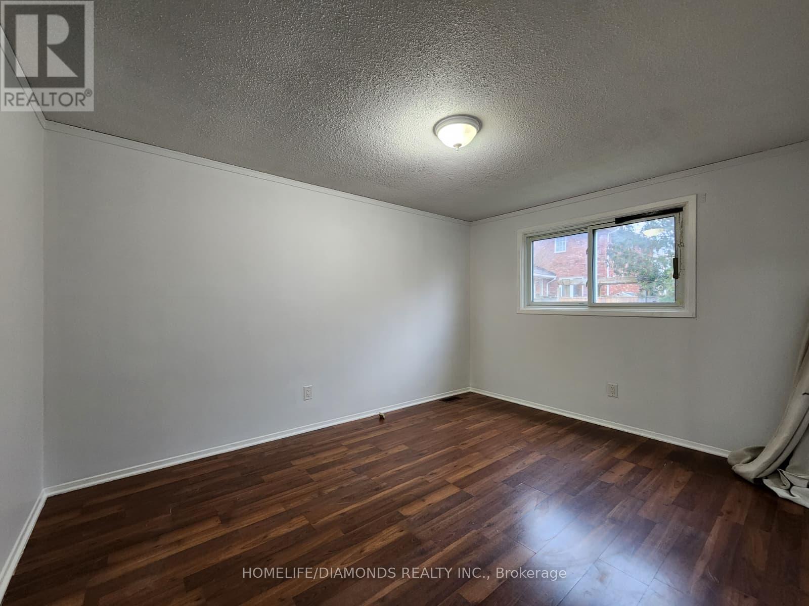 Upper - 5 Calcott Court, Thorold, Ontario L2V 4J9 - Photo 6 - X12548878