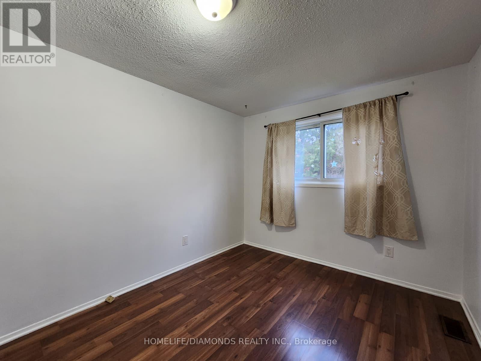 Upper - 5 Calcott Court, Thorold, Ontario L2V 4J9 - Photo 8 - X12548878