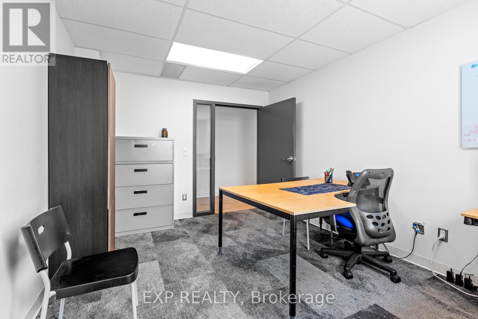 102+202 - 1600 Laperriere Avenue, Ottawa, Ontario K1Z 8P5 - Photo 8 - X12553134