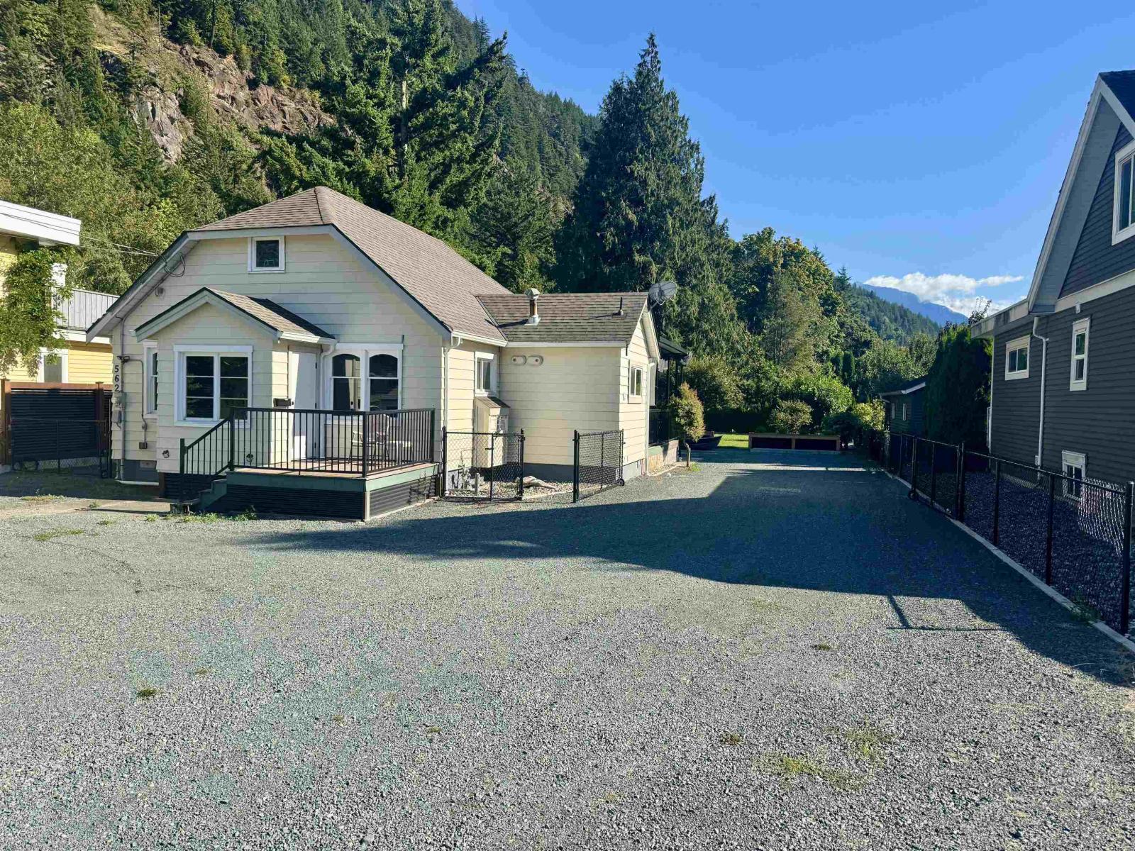 562 LILLOOET AVENUE|Harrison Hot Springs