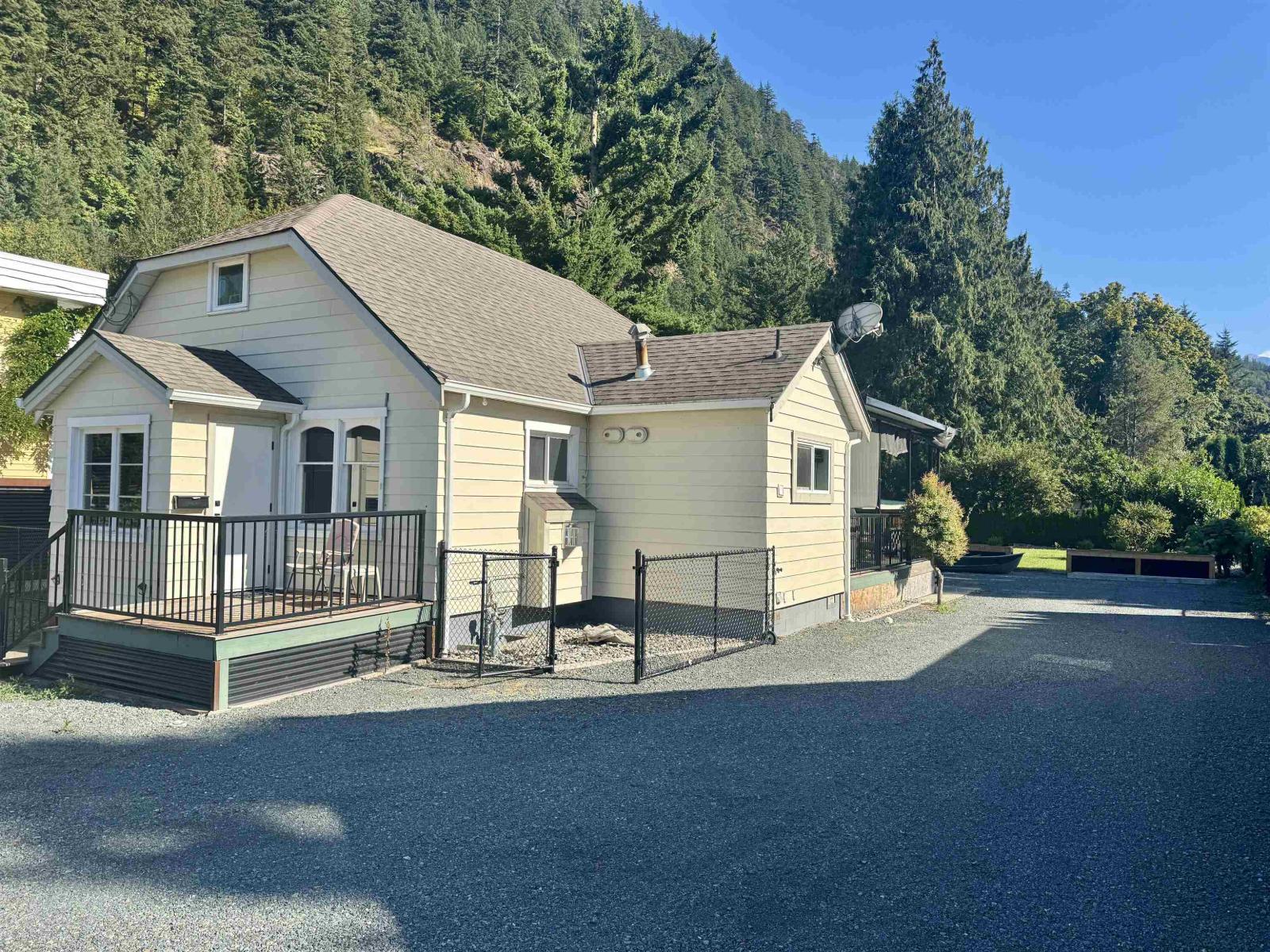 562 Lillooet Avenue, Harrison Hot Springs, Harrison Hot Springs, British Columbia  V0M 1K0 - Photo 2 - R3049039