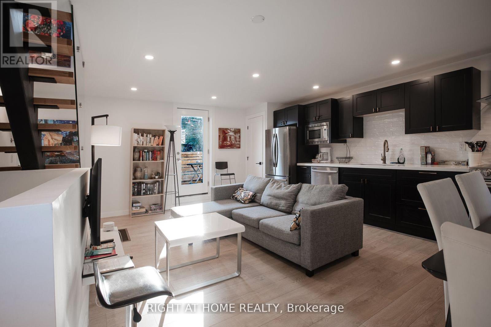 Upper - 377 Lansdowne Avenue, Toronto, Ontario  M6H 3Y2 - Photo 10 - C12553070