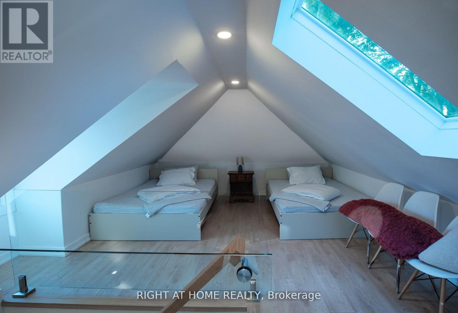 Upper - 377 Lansdowne Avenue, Toronto, Ontario  M6H 3Y2 - Photo 13 - C12553070