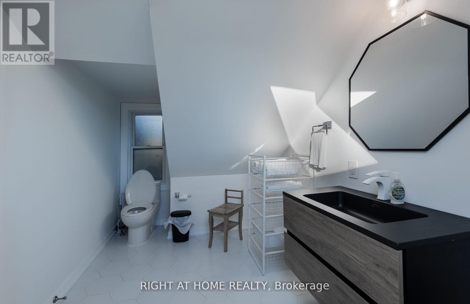 Upper - 377 Lansdowne Avenue, Toronto, Ontario  M6H 3Y2 - Photo 14 - C12553070