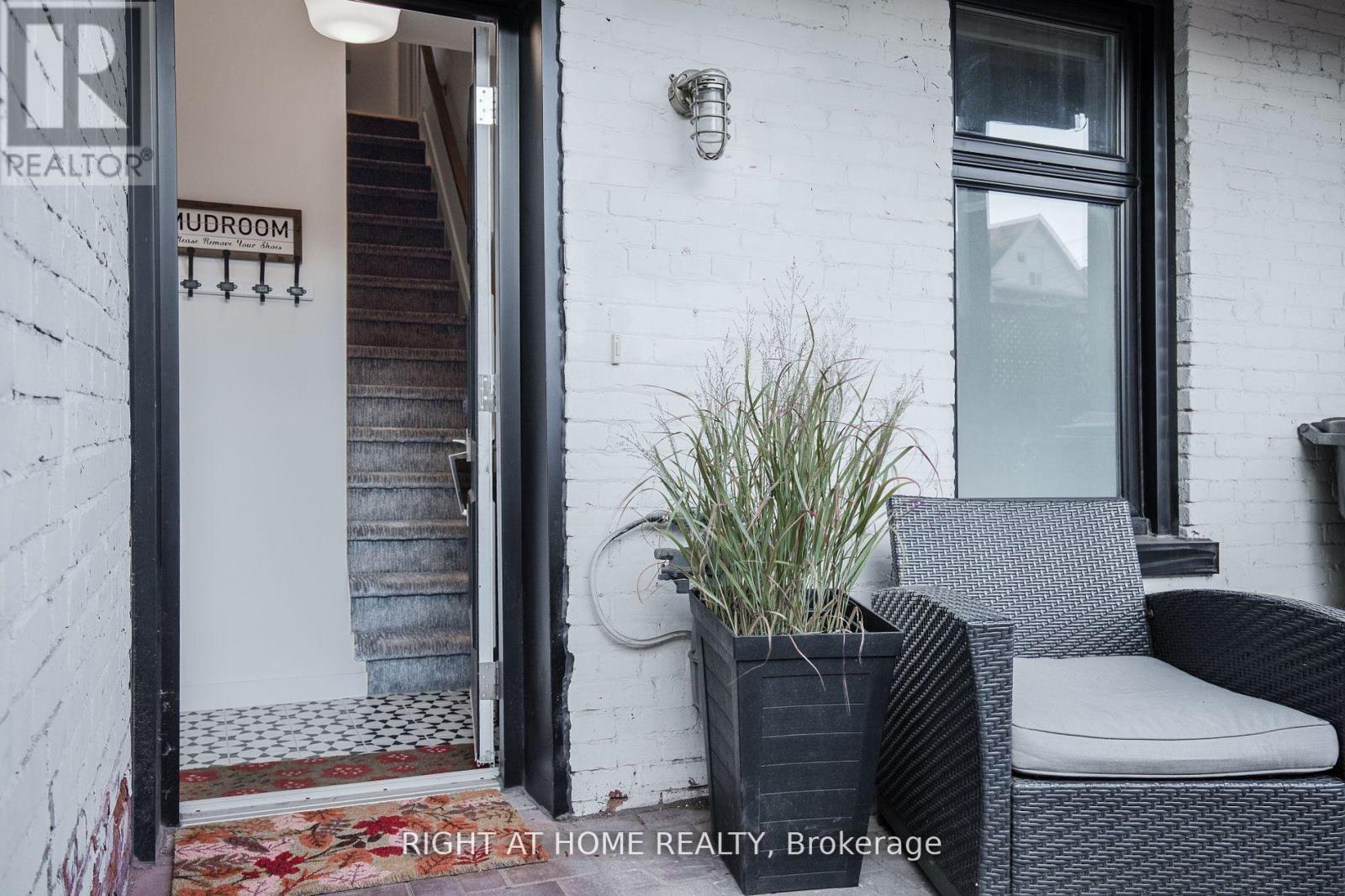 Upper - 377 Lansdowne Avenue, Toronto, Ontario  M6H 3Y2 - Photo 3 - C12553070